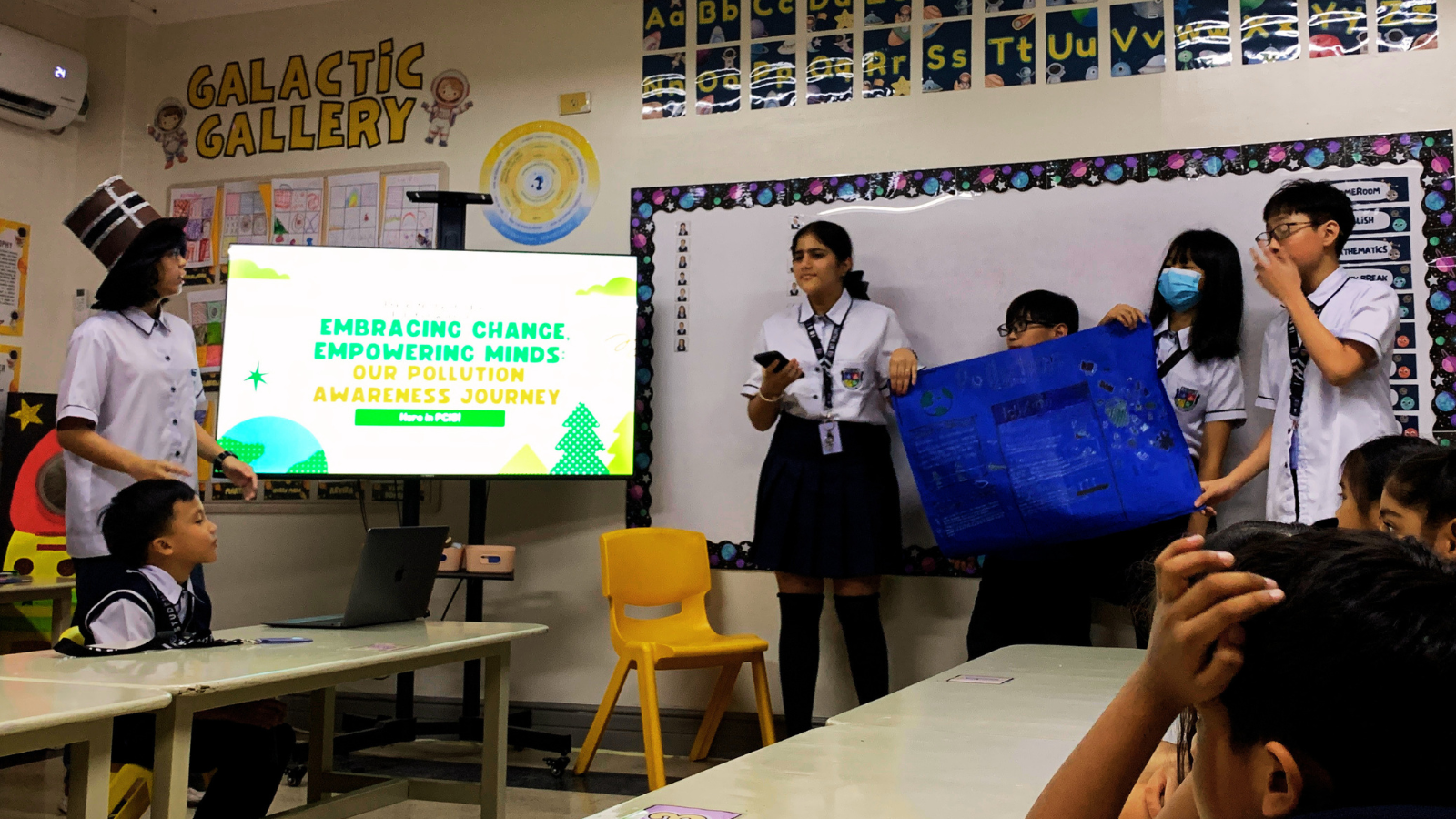  interactive IB classroom environment with collaborative student learning